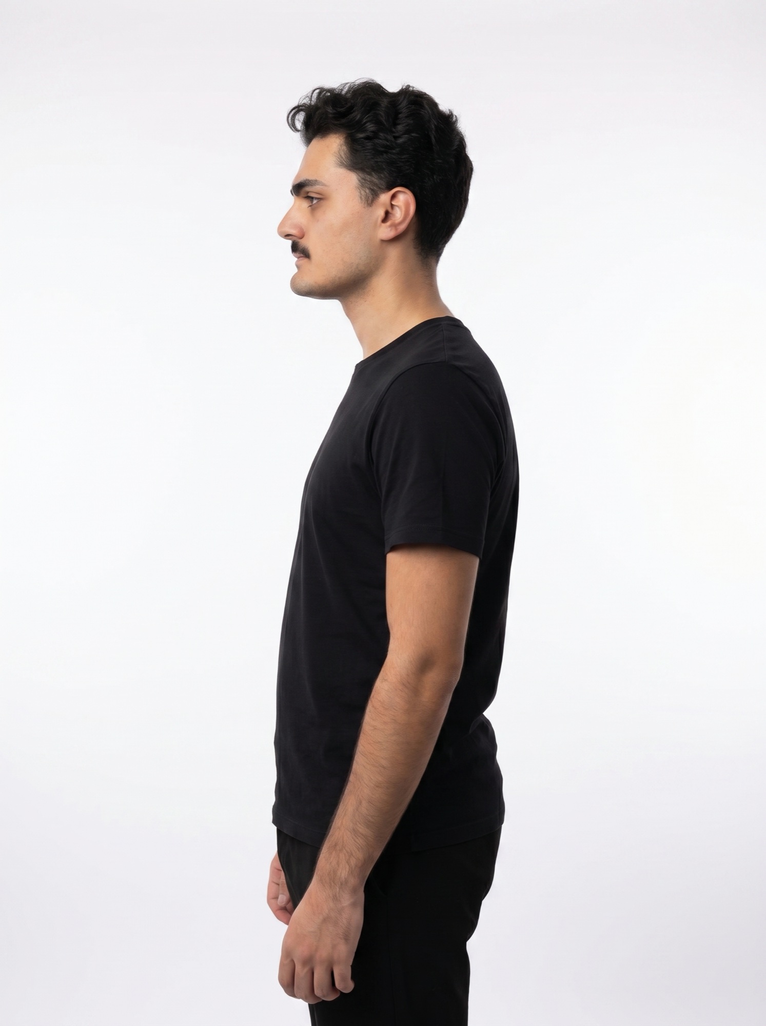 Perfil esquerdo de Erick em fundo branco