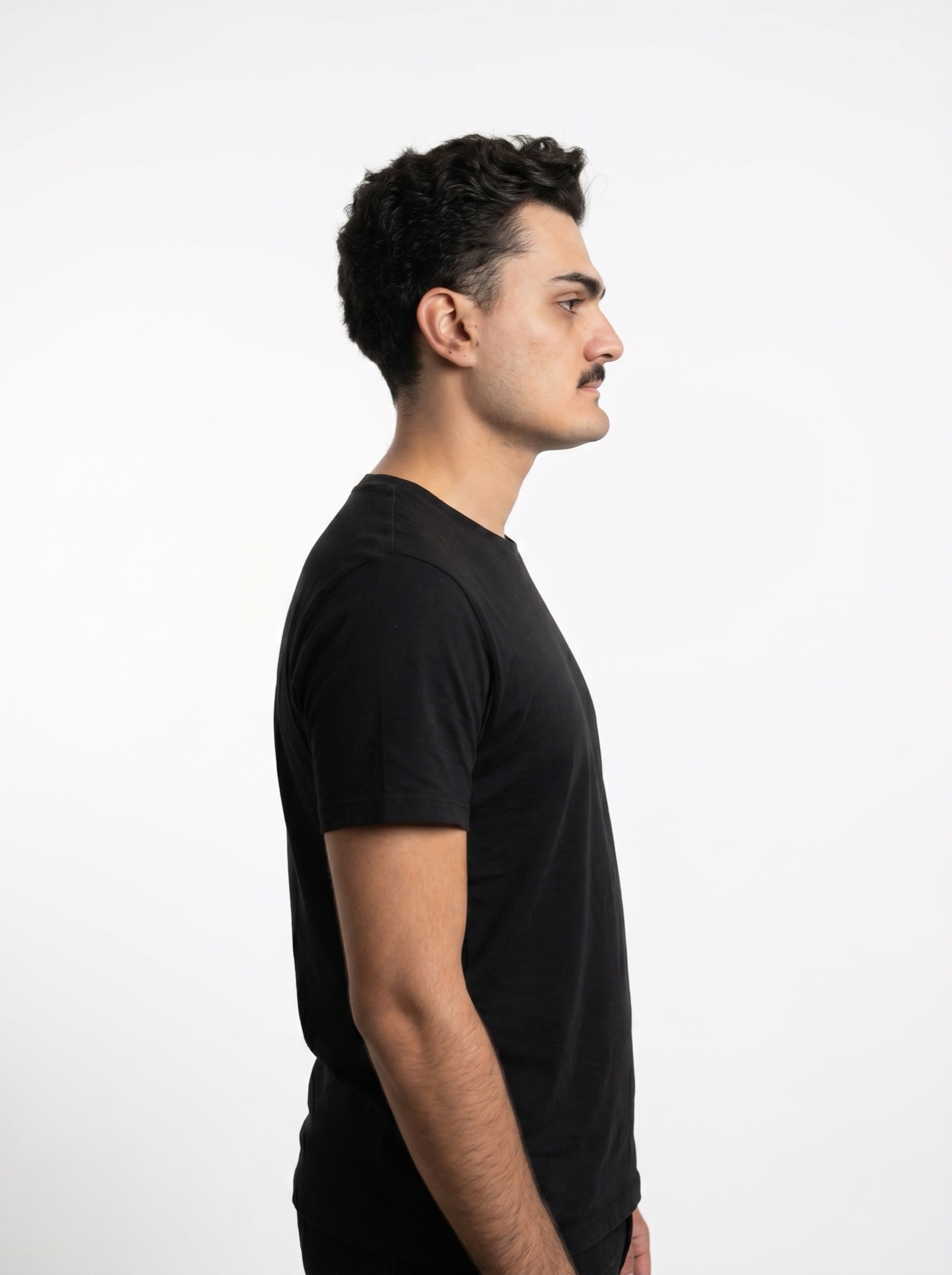 Perfil direito de Erick em fundo branco